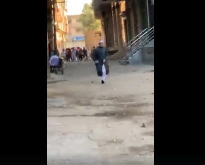 فيديو  ..  لحظة فرار "شيخ" قرر إقامة صلاة العيد في مصر