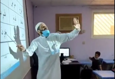 بالفيديو ..  معلم سعودي يدرس بطريقة غير مألوفة ومطالبات بتكريمه