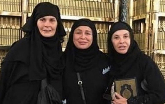يسرا وإلهام شاهين وهالة سرحان بالعباءات السوداء والحجاب في الحج 