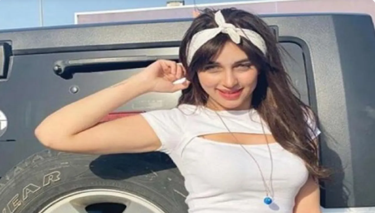 سبب إحالة البلوغر المصرية منار سامي وزوجها إلى المحاكمة
