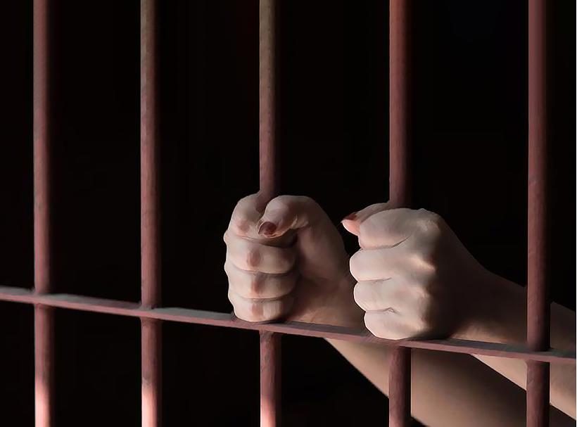 6 أشهر لبحرينية تسبّبت بقتل عامل نظافة لدى انشغالها بالهاتف