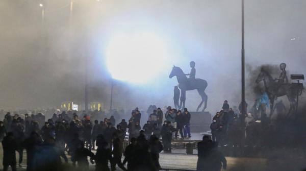 رويترز: محتجون يسيطرون على مطار ألماتي كبرى مدن كازاخستان