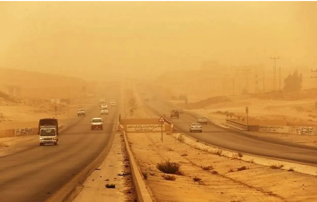 اغلاق الطريق الصحراوي بالاتجاهين بسبب الغبار 
