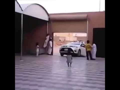 بالفيديو ..  عدم حذر سائق يؤدي لدهس طفلة بفناء المنزلها 