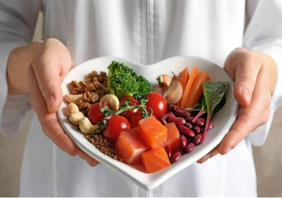 دراسة تكشف الرابط بين توقيت تناول الطعام وصحة القلب