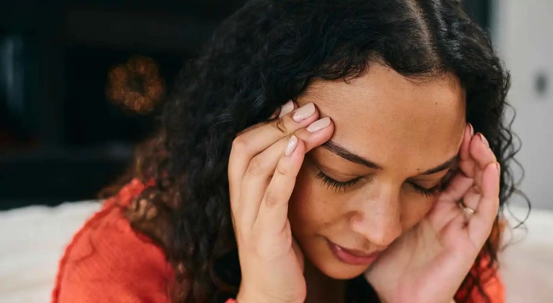صداعك اليومي ليس صدفة ..  عادات شائعة قد تكون السبب 