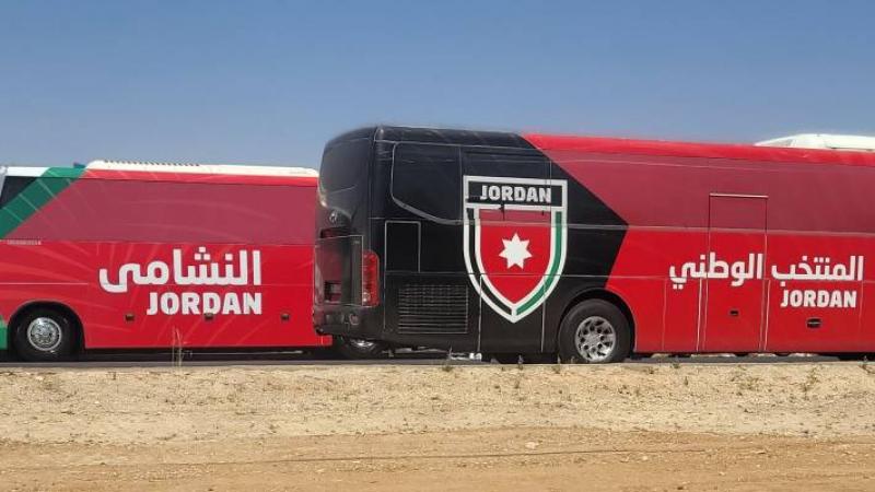 فور وصولهم ..  استقبال شعبي مهيب للنشامى في مطار الملكة علياء الدولي بعد عودتهم من العاصمة العُمانية مسقط