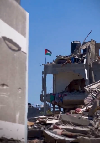 رغم الدمار  ..  علم فلسطين يرفرف فوق ركام المنازل المدمرة بمخيم جباليا  ..  فيديو 