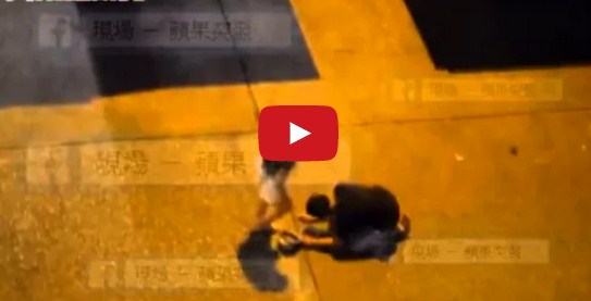 بالفيديو  ..  رجل يركع أمام امرأة بعد ان ضربته واهانته