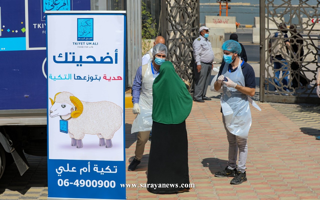بالصور  ..  تكية أم علي تباشر بتوزيع لحوم الأضاحي الطازجة على أكثر من 2,190 أسرة
