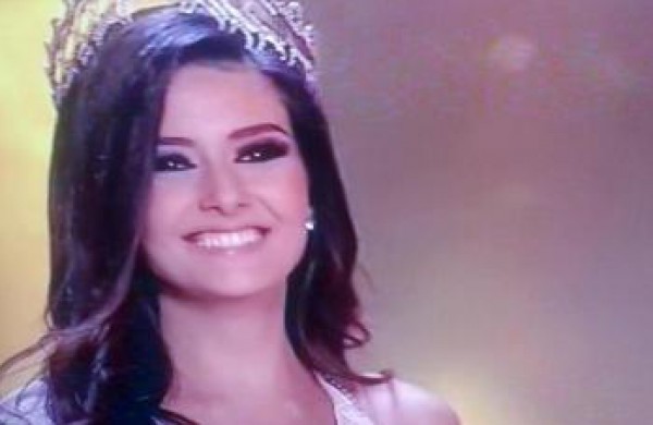 ملكة جمال لبنان في "أزمة" بعد صورة جمعتها بملكة جمال إسرائيل   
