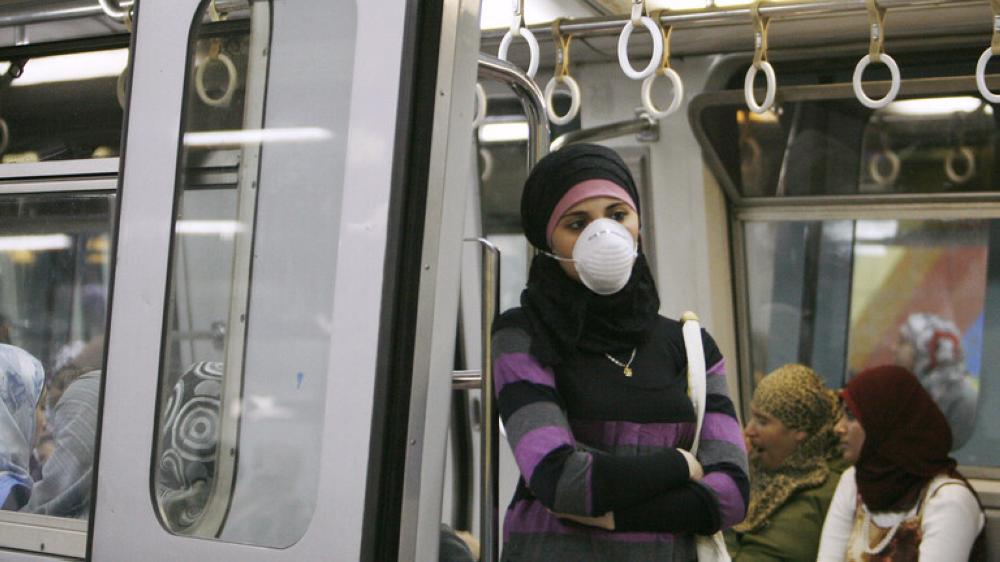 مصر تبدأ مكافحة الفيروس الغامض بإجراءات جديدة مع الركاب القادمين من الصين