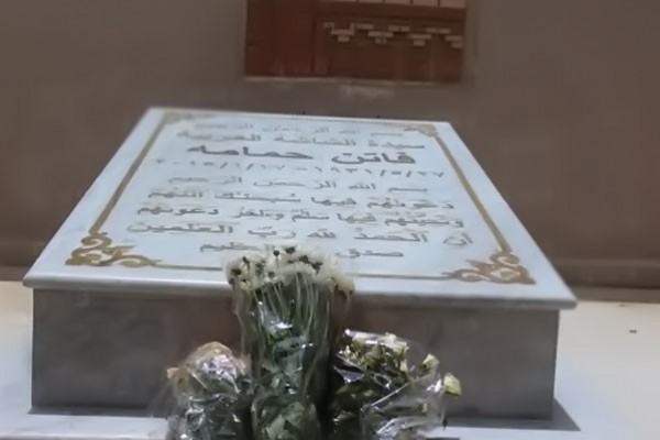 بالصور ..  زوج الفنانة فاتن حمامة يحتفل بعيد ميلادها أمام قبرها
