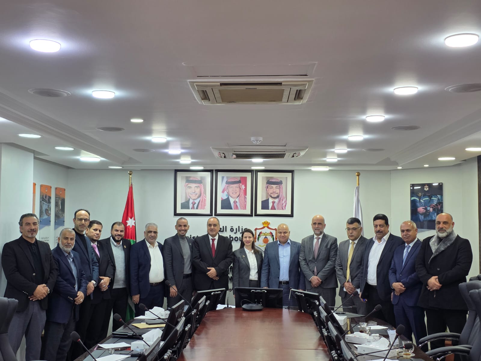 "العمل": توقيع عقود عمل جماعية لتحسين المزايا الوظيفية لـ 2800 موظفا يعملون في 5 شركات في قطاع الكهرباء