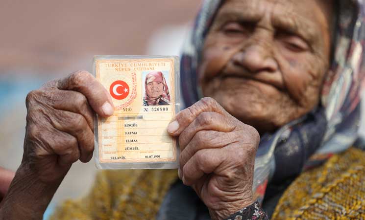 بالصور  ..  معمرة تركية تبلغ من العمر 118 عاما  .. عاصرت 3 سلاطين و12 رئيسا 
