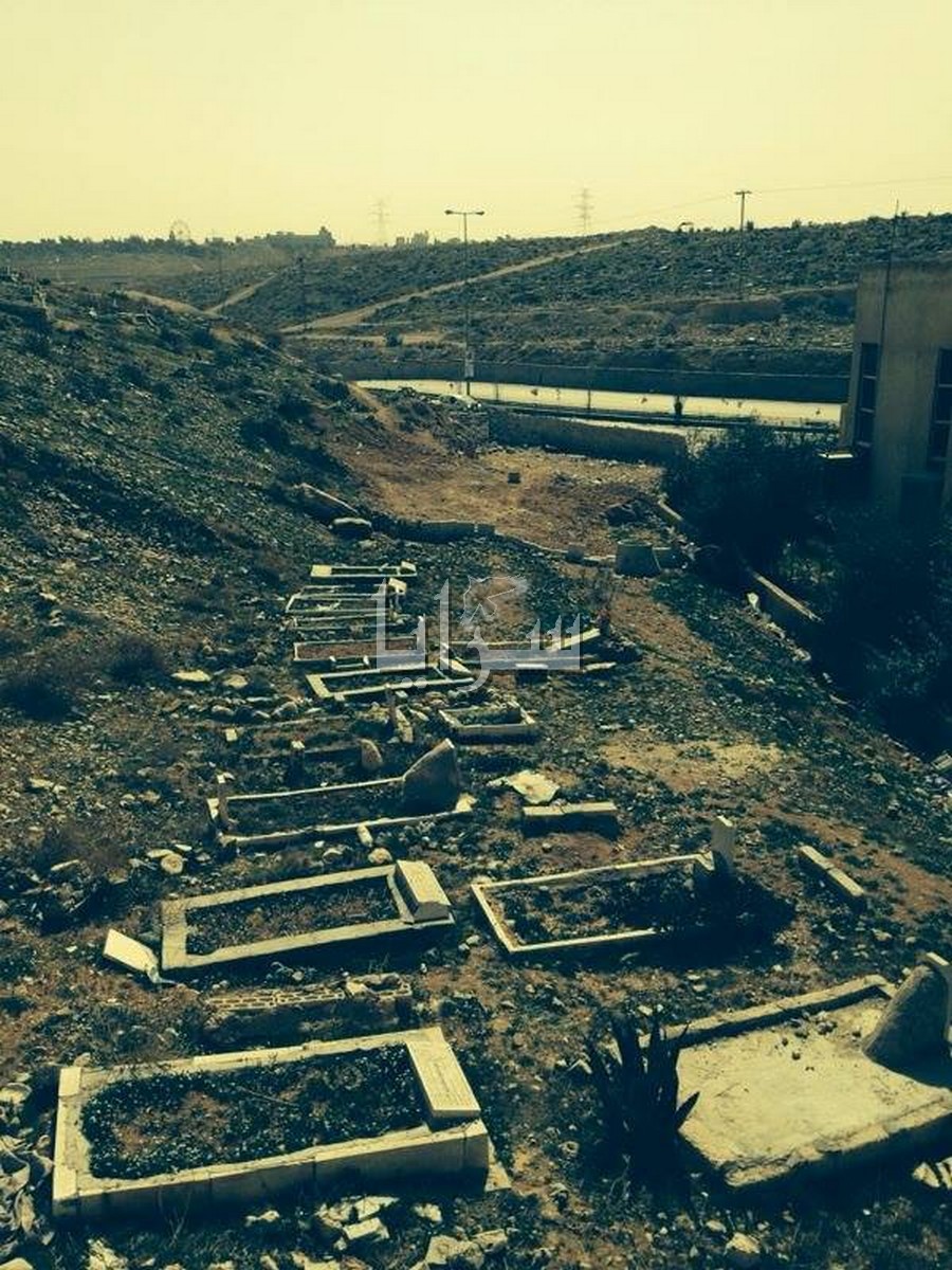 بالصور  .. اعتداءات على حرمة المقابر في الرصيفة و البلدية: لا سلطة لنا على المعتدين