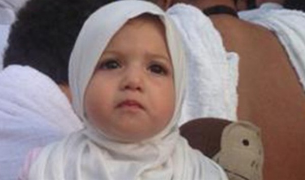 صورة ابنة حنان ترك لأول مرة مع والدتها في العمرة  