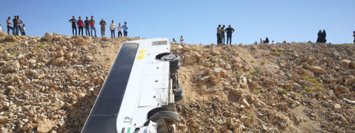 إصابة 18 شخصاً بينهم 3 بحالة خطرة إثر تدهور حافلة على الطريق "الصحراوي" 