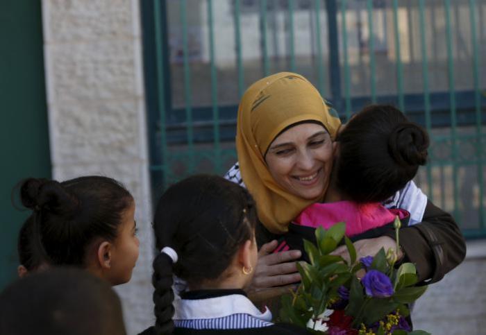 الفلسطينية حنان الحروب أفضل معلمة في العالم 