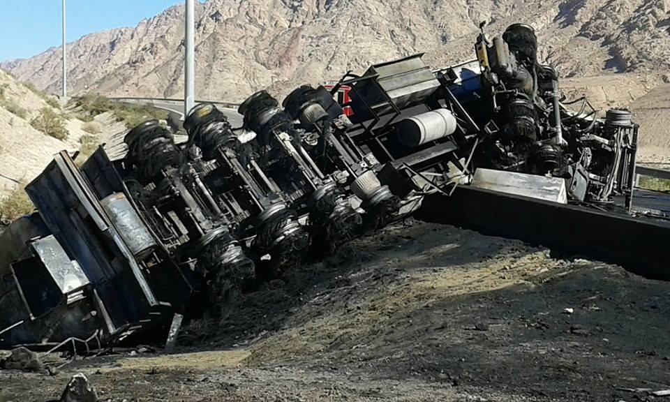 وفاة سائق بتدهور صهريج نفط على طريق العقبة الخلفي