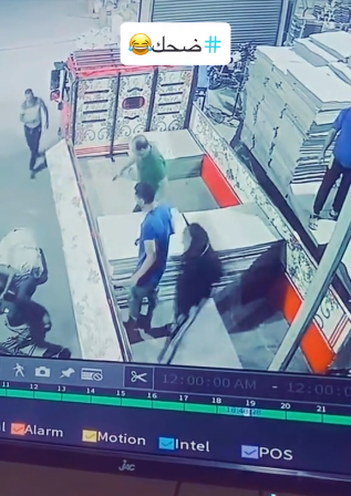 سقوط عامل من أعلى مركبة شحن بسبب خطأ زميله 
