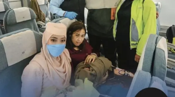 طبيب سعودي ينقذ سيدة حامل ..  ساعدها في الولادة على متن طائرة