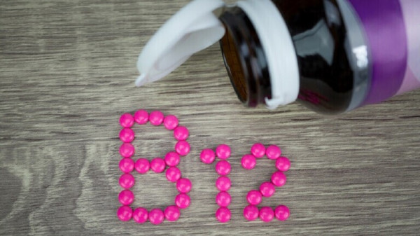 سبع علامات منبهة لانخفاض مستويات فيتامين (B12)
