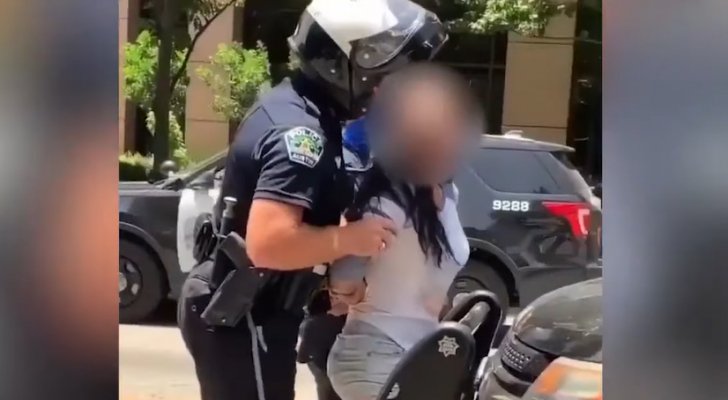 ضابط أمريكي يتحرش بامرأة أثناء اعتقالها - فيديو