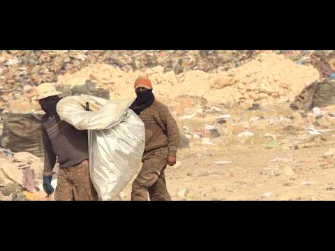 بالفيديو .. مشاهد صادمة : اردنيون يعتاشون على النفايات داخل مكب الاكيدر في اربد 