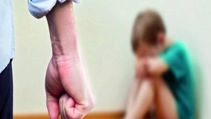 السجن 10 سنوات لاب وام تجردا من الإنسانية بتعذيب طفلهما بطرق شنيعة  .. تفاصيل 