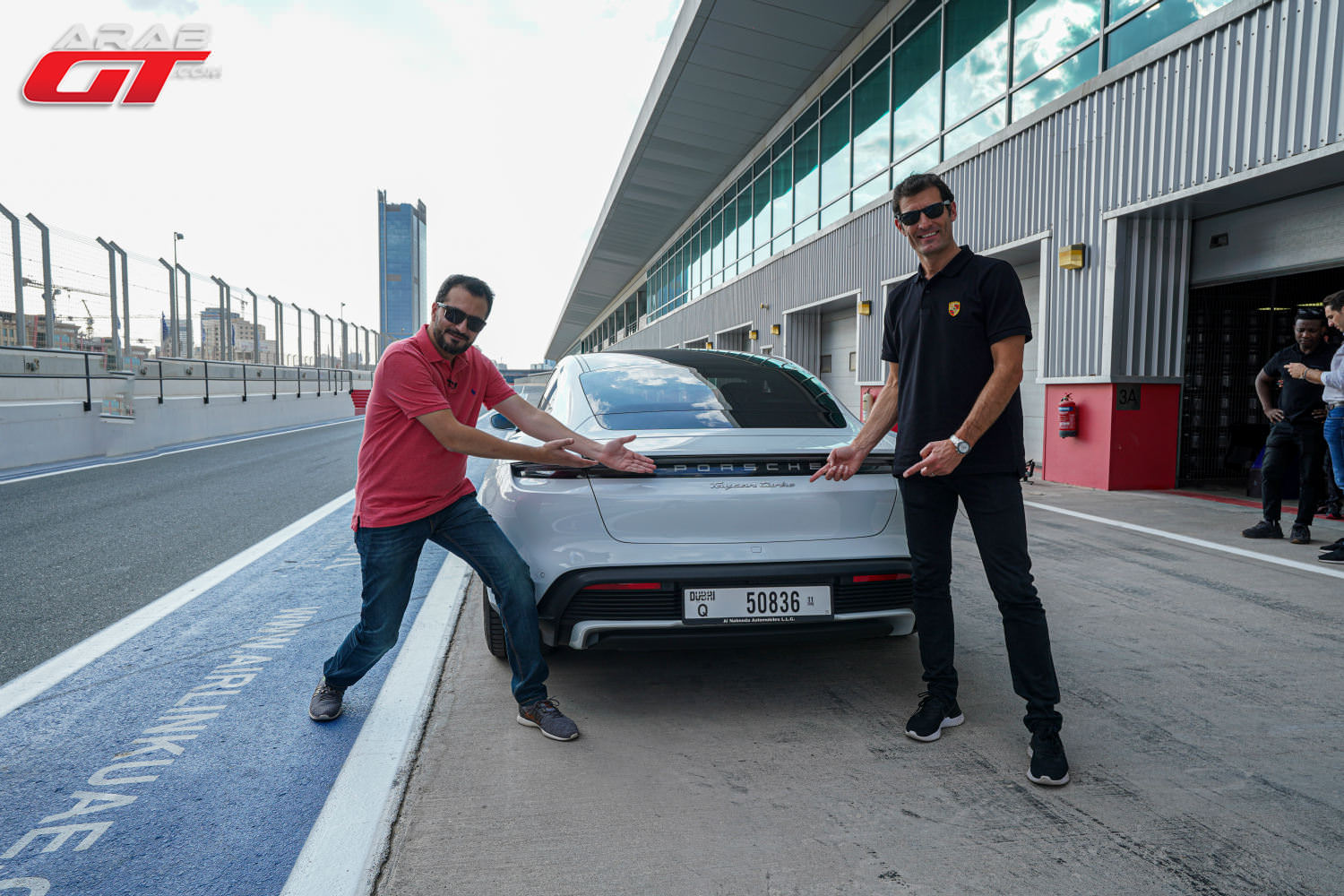 بالفيديو  ..  بورش الكهربائية من دبي إلى الرياض مع بطل العالم