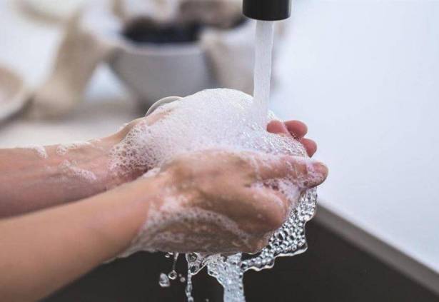 10 أشياء "قذرة" يجب غسل اليدين "فورا" بعد لمسها