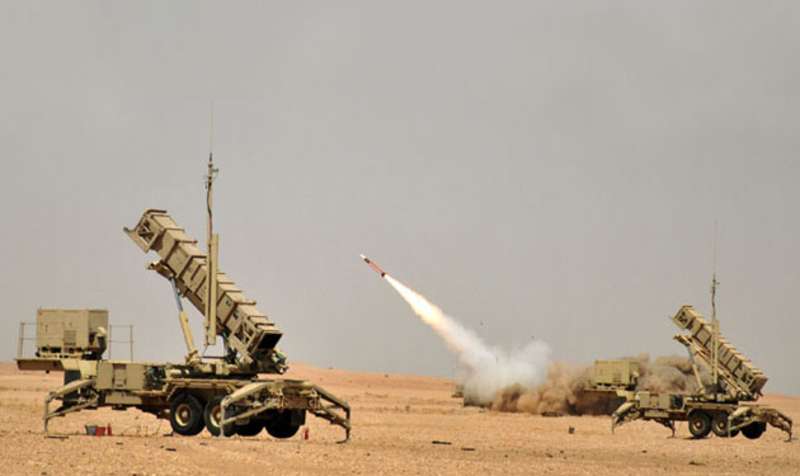 الدفاع الجوي السعودي يعترض صاروخاً بالستياً بسماء جازان