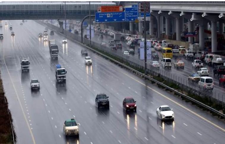 غيوم وسقوط أمطار وسط تقلب بدرجات الحرارة في الإمارات