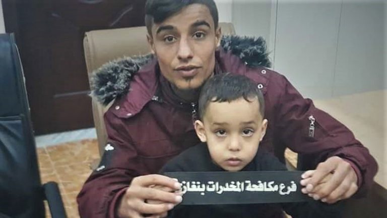 ليبيا ..  ضبط شاب شجع طفلًا على تعاطي ”الحشيش“ عبر بث مُباشر على ”فيسبوك“