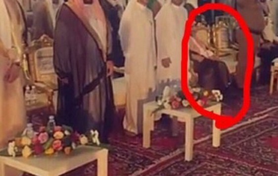 ماذا قال السعوديون بعد رفض  القرني الوقوف للسلام الملكي ? فيديو 