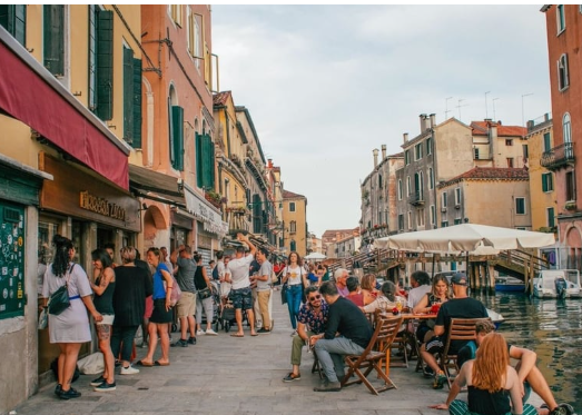 إتيكيت السفر في إيطاليا: دليل السلوك في المطاعم والأسواق