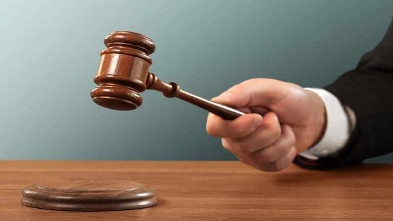 السجن 9 سنوات على رجل هتك عرض امرأة جالسة في الطائرة قربه وزوجته