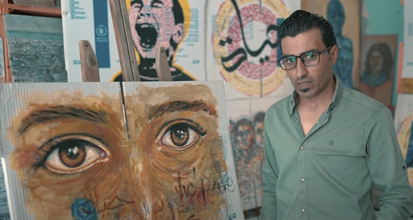 لوحاته تجوب أوروبا ..  لماذا لجأ فنان من غزة للرسم على الكراتين؟