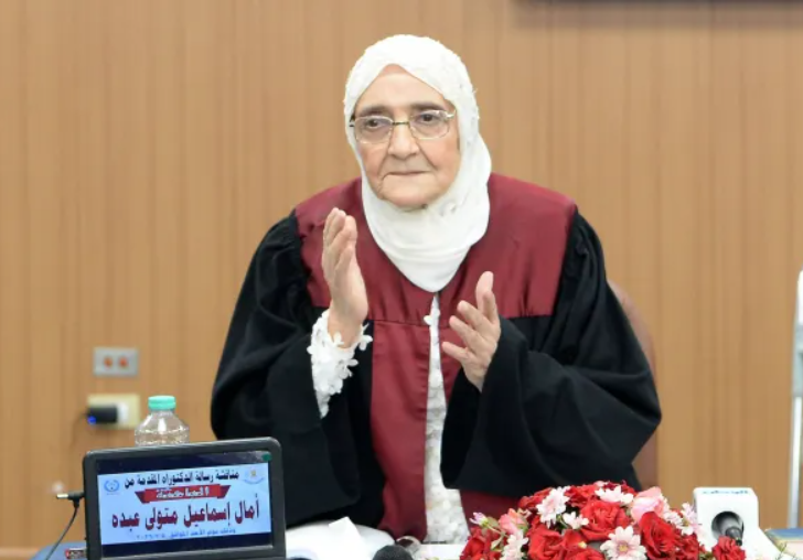 مصرية تحصل على الدكتوراه في عمر الـ83
