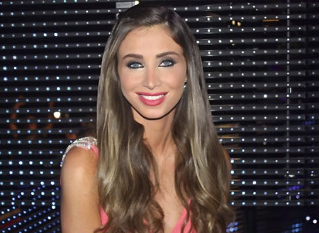 أنابيلا هلال بحفل الـ «BIAF» بفستان ممزق ..  صور