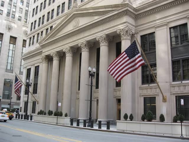 مسؤول بالفيدرالي يرفض تقديم أي توقعات بشأن الفائدة ويربط قراراتها بالبيانات
