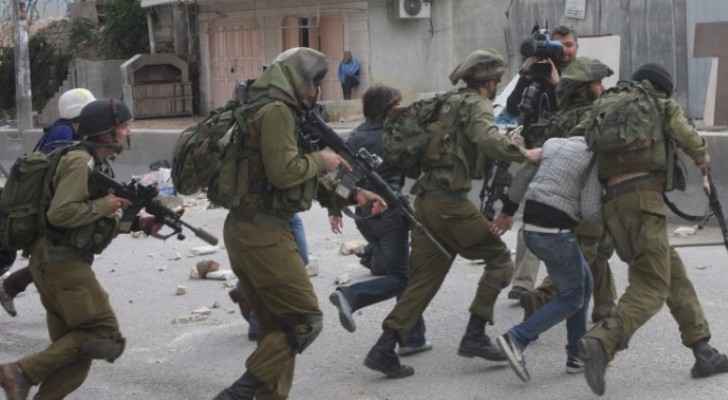 قوات الاحتلال تعتقل 19 فلسطينياً