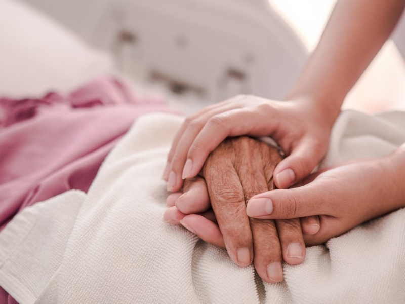 تسببت في حزن والدتي  ..  كيف أرضيها؟