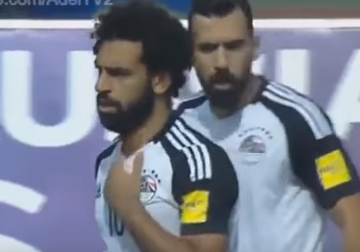 بالفيديو .. تدخل عنيف علي محمد صلاح من لاعب اوغندا وضرب صلاح بدون كره