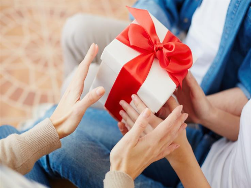 تفسير حلم الهدايا من الأقارب للمتزوجه