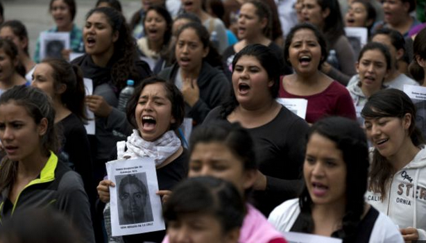 الآلاف يتظاهرون في المكسيك مجددين مطالبهم بتفسير ملابسات اختفاء 43 طالبا