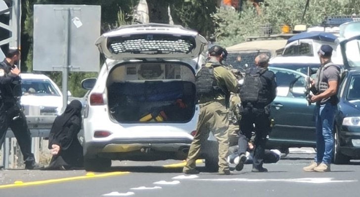 بالصور ..  الاحتلال الإسرائيلي يطلق النار على شاب فلسطيني بحجة تنفيذه عملية طعن قرب رام الله  