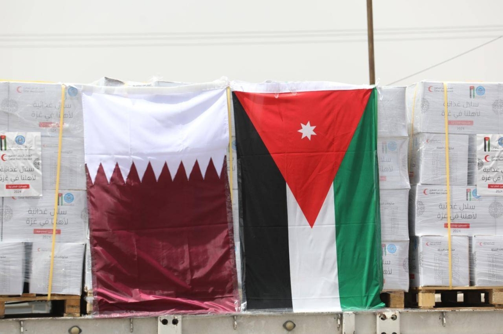 الأردن وقطر يسيران ٢٤ شاحنة إلى غزة - صور 