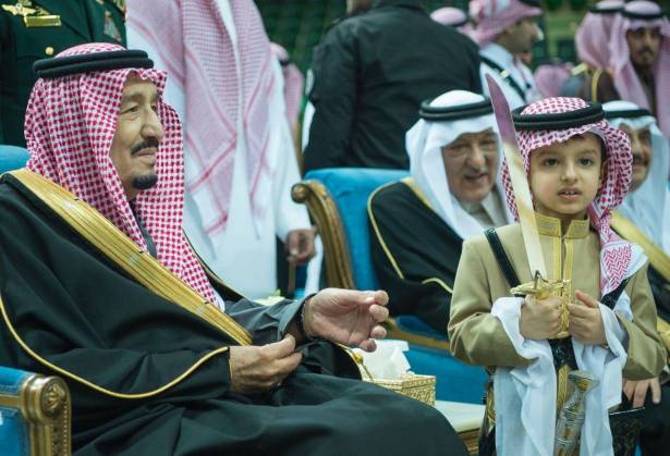 بالصور  ..  من هو الطفل الذي اثار فضول السعوديين مع الملك سلمان ؟